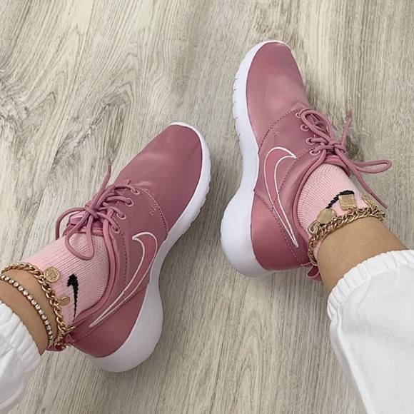 nike roshe one rose gold